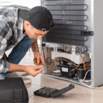 تعمیرکار یخچال در حال رفع عیب یخچال