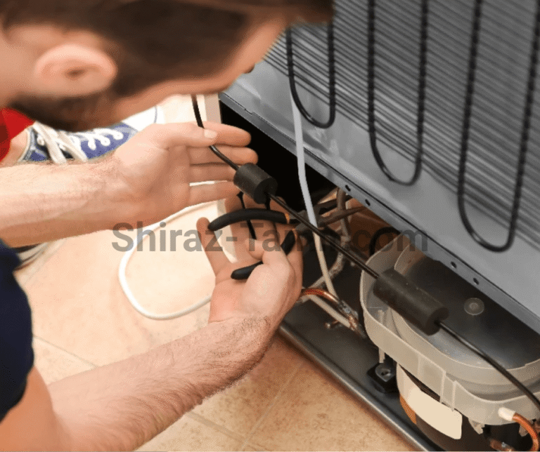 تعمیرکار یخچال در حال رفع مشکل گاز موتور یخچال